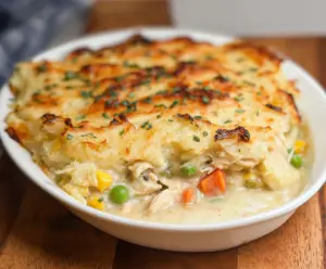 Delicious rotisserie chicken shepherd's pie with golden mashed potatoes and savory filling.